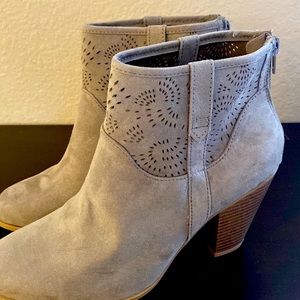 Qupid Women’s Suede Tan Color Ankle Heel Boots Size 9